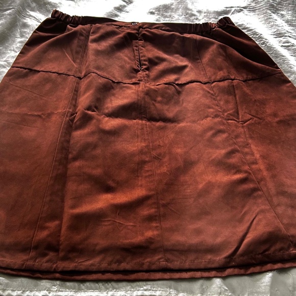 FAUX SUEDE SKIRT, JOAN RIVERS, COLOUR: SADDLE, SIZE 26W, BACK ZIPPER, SIDE WAIST - Picture 4 of 10